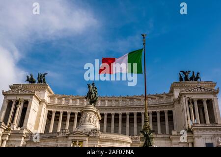 Le drapeau national italien de vol est en face de la National Monument Victor Emmanuel II, le Monumento Nazionale a Vittorio Emanuele II Banque D'Images