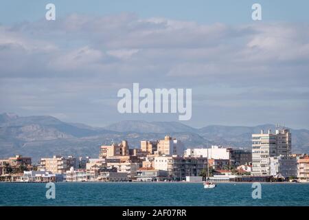 Vues de la station balnéaire espagnole de Santa Pola, Alicante, Espagne pris sur le port avec distorsion de la brume sèche Banque D'Images