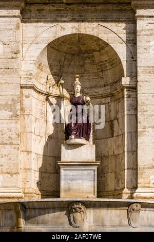 La sculpture d'une femme dans une niche du Victor Emmanuel II National Monument, le Monumento Nazionale a Vittorio Emanuele II Banque D'Images