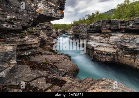 Compte tenu de l'automne automne nuageux Abisko National Park, municipalité de Kiruna, en Laponie, comté de Norrbotten, en Suède, avec la rivière et la montagne Nuolja Abiskojokk, n Banque D'Images