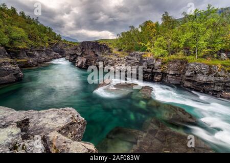 Compte tenu de l'automne automne nuageux Abisko National Park, municipalité de Kiruna, en Laponie, comté de Norrbotten, en Suède, avec la rivière et la montagne Nuolja Abiskojokk, n Banque D'Images