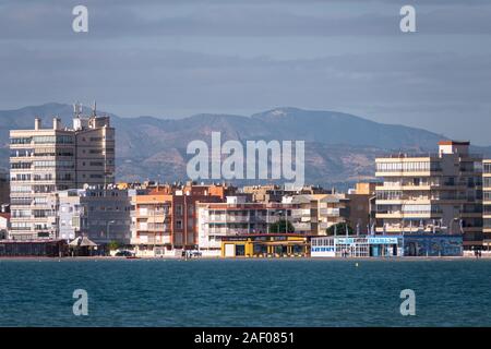 Vues de la station balnéaire espagnole de Santa Pola, Alicante, Espagne pris sur le port avec distorsion de la brume sèche Banque D'Images