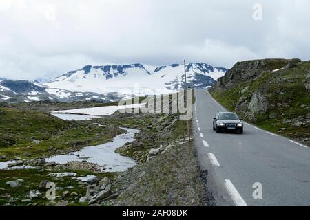 La conduite automobile sur le Sognefjell route de montagne dans le parc national de Jotunheimen, Norvège Banque D'Images