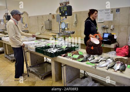 Poisson frais dans les poissonniers marché avec femme homme plus vieux client Banque D'Images