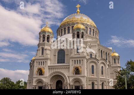 Belle vue du haut de la cathédrale de Saint Naval Kronstadt Nicholas sur une journée ensoleillée. Construit en dinosaurs comme l'église principale de Marine russe et dedi Banque D'Images