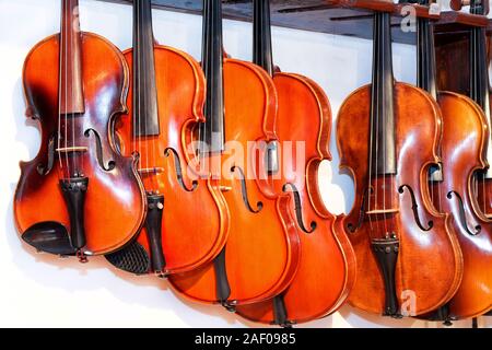 Gros plan de confectionner des violons et altos Banque D'Images