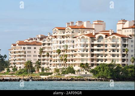 Le sud de la Floride des tours d'habitation en copropriété et l'architecture raffinée, et un ciel bleu ensoleillé, Miami, Floride, USA Banque D'Images
