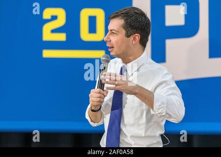 Pete maire Buttigieg tenant une campagne présidentielle rassemblement à une école intermédiaire à Washington, Iowa, États-Unis. Banque D'Images