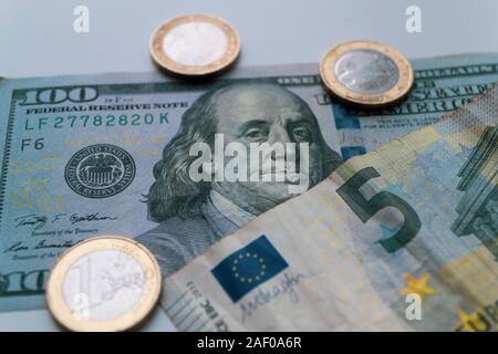 American Dollars l'euro Le tableau blanc avec plusieurs pièces en euros. Macro shot Banque D'Images