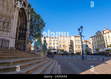 Nancy, France - 31 août 2019 : Fontain et statue équestre de René II Duc de Lorraine sur la Place Saint Epvre à Nancy, France Banque D'Images