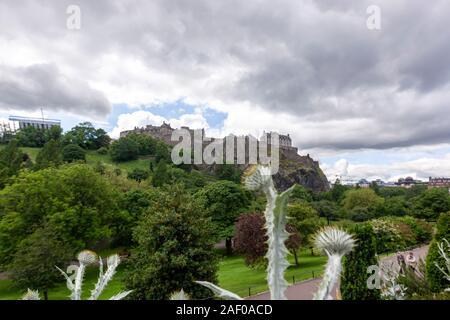 Chardon et l'Edinburg Castle, West Gardens Cottage, Princes Street, Edinburgh, Ecosse, Royaume-Uni Banque D'Images