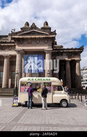 Ice Cream van en face de la Royal Scottish Academy La Reine : Art et Image - National Portrait Gallery, Édimbourg, Royaume-Uni Banque D'Images