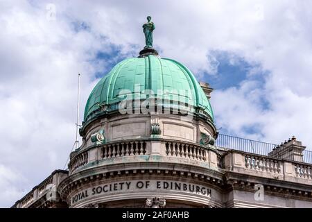 Dome, avec figure sur le dessus, de la Société royale d'Édimbourg building à Édimbourg, Écosse, Royaume-Uni Banque D'Images