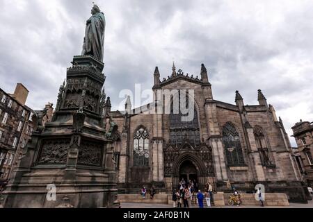 Statue de Walter Francis Montagu-douglas-Scott et la façade ouest de la cathédrale St Giles, Édimbourg, Écosse, Royaume-Uni Banque D'Images