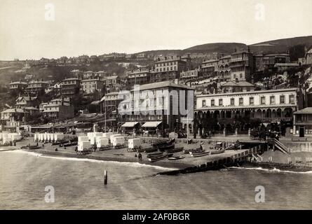 Ventnor, île de Wight, de cabines, les charrettes le long de la plage Banque D'Images