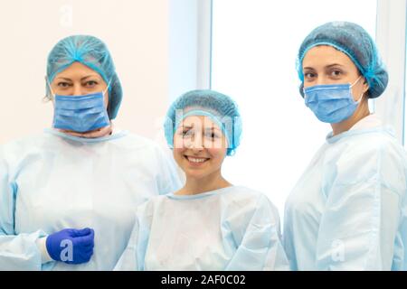 Général photo de chirurgiens et d'un patient après une opération réussie. Banque D'Images