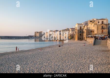 Le front de mer et la vieille ville de Cefalù, Sicile. Historique Cefalù est une destination touristique majeure de la Sicile. Banque D'Images