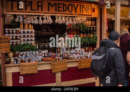Prague, 11 de décembre de 2019 - sur Namesti Miru nuageux jour de marché de Noël à Prague Banque D'Images