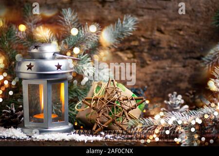 Lanterne de fête et les décorations de Noël accueil arrangement avec fond rustique Banque D'Images