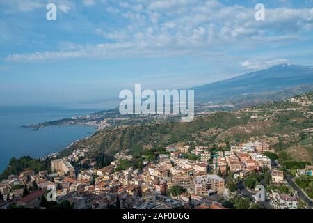 Vue depuis Taormina vers Naxos et l'Etna. Taormine historique est une importante destination touristique sur la Sicile. Banque D'Images