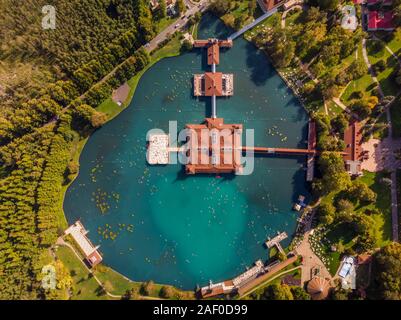 Vue aérienne de la célèbre lac Héviz en Hongrie, et le plus grand lac thermal du monde disponible à Bath. Arrière-plan de voyage en plein air. Banque D'Images