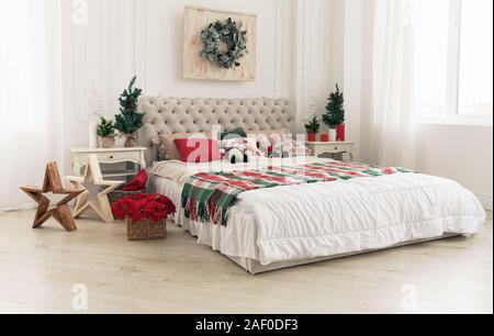 Chambres lumineuses décorées pour Noël chambre avec deux fenêtres. Banque D'Images