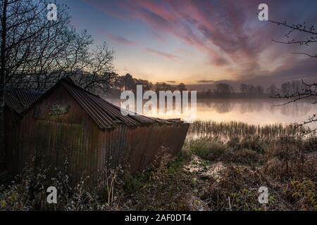 Un matin brumeux juste avant le lever du soleil à l'old boat house à Alloch près de Milton de Binche, Ecosse Banque D'Images