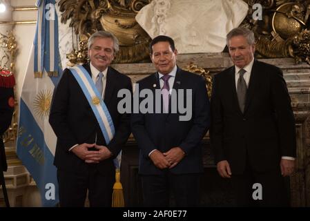 Buenos Aires, Argentine. Dec 11, 2019. Le Président de l'argentine, Alberto Fernandez, gauche, accueille le Vice-président Brésilien Hamilton Mourão, au palais présidentiel de Buenos Aires, Argentine, le mardi 10 décembre 2019. Crédit : Mario De Fina/FotoArena/Alamy Live News Banque D'Images