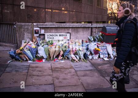 Tributs floraux aux victimes tuées dans l'attaque terroriste de London Bridge, le vendredi 29/11/2019 Banque D'Images