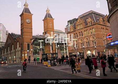 Les gens de quitter le travail marche dans la rue près de la gare de Liverpool Street entrée sur une soirée d'hiver pour prendre un train accueil London UK KATHY DEWITT Banque D'Images