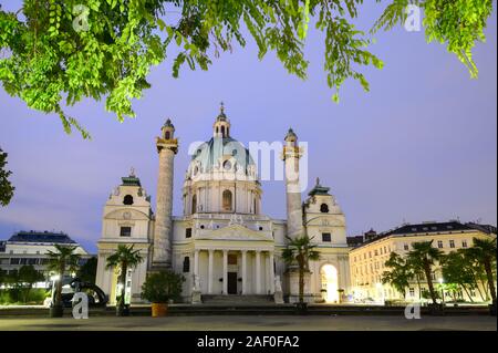 La rue Rektoratskirche Karl Borromäus, communément appelée Karlskirche, est une église baroque située sur le côté sud de Karlsplatz à Vienne Banque D'Images