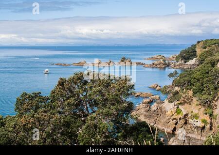 Image paysage du golfe Hauraki de l'île Tiritiri Matangi. Magnifique océan Pacifique bleu, rive rocheuse, ciel bleu nuages blancs. Le Paradis. Robuste Banque D'Images