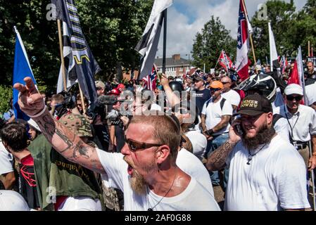 Charlottesville, États-Unis. 12 août 2017. Les partisans du mouvement Alt-droite se rassemblent avant le rassemblement de droite de Unite à Charlottesville, va. Banque D'Images