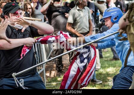 Charlottesville, États-Unis.12 août 2017. William Craint, le suprématie blanc, à droite, au Rallye Unite the Right à Charlottesville, en Virginie. Banque D'Images