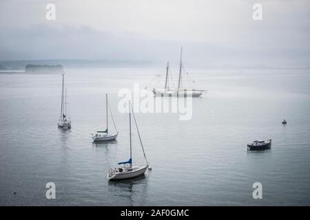 Bateaux amarrés sur un matin brumeux à Portland, Maine Banque D'Images