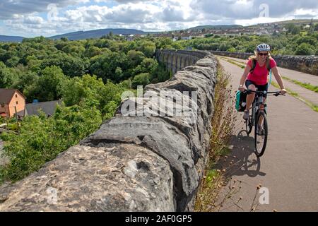 Faire du vélo à travers le Cefn Coed-viaduc à Merthyr Tydfil, partie de la Taff Trail Banque D'Images