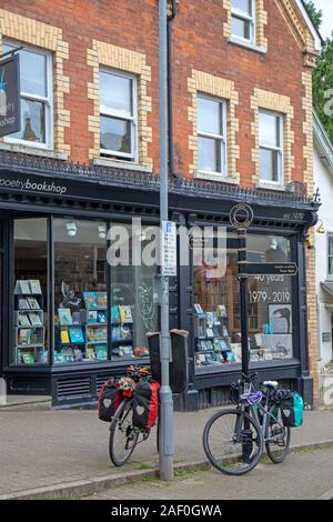 Prêt de vélos garés devant une librairie à Hay-on-Wye Banque D'Images