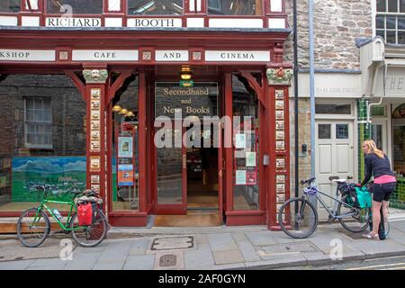 Prêt de vélos garés devant une librairie à Hay-on-Wye Banque D'Images