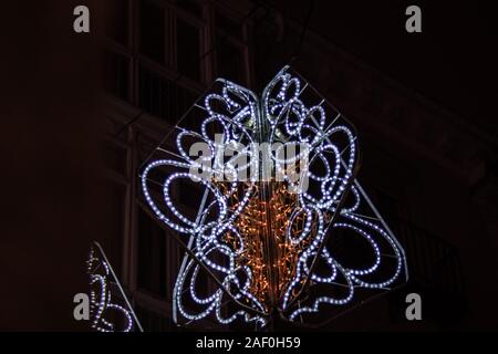Lumières de Noël décorative dans la rue Banque D'Images