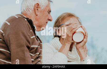 Femme mature avec son mari de boire du thé ou du café Banque D'Images