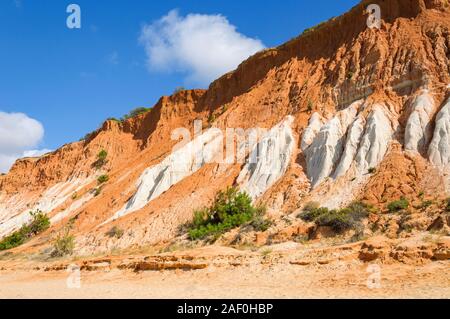 Les falaises rouges à la plage de Falesia dans la région de l'Algarve, Portugal Banque D'Images