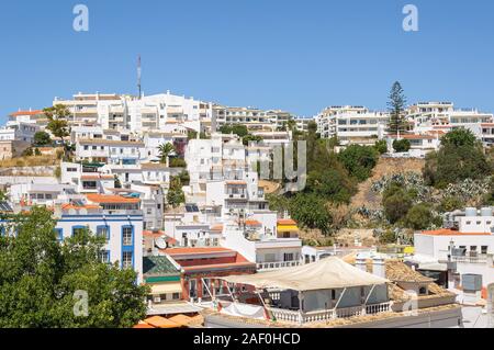 Vue sur les bâtiments résidentiels de la ville d'Albufeira, Algarve, Portugal Banque D'Images