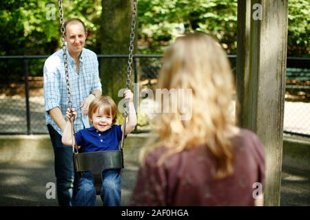 Famille fils push on swing Banque D'Images