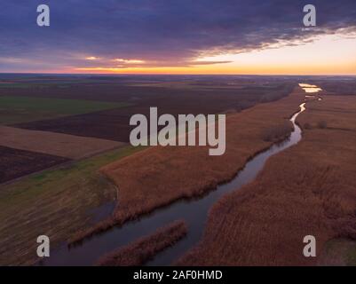 Vue aérienne de la rivière au coucher du soleil. Drone survolant la rivière Tisza en Hongrie Banque D'Images