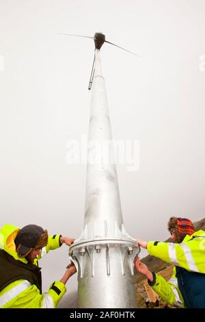 3 éoliennes en cours de construction derrière le kirkstone Pass Inn sur la puce dans le Lake District, UK. En raison de son éloignement, le pub est Banque D'Images