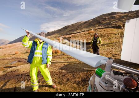 3 éoliennes en cours de construction derrière le kirkstone Pass Inn sur la puce dans le Lake District, UK. En raison de son éloignement, le pub est Banque D'Images