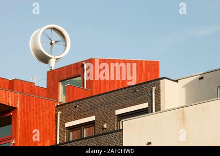 Une petite échelle éolienne sur une maison à ijburg, Amsterdam, Hollande. Banque D'Images