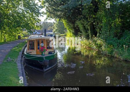 Bateau sur le canal de Monmouthshire et Brecon Canal à Talybont sur l'Usk Banque D'Images