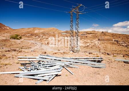 L'électricité vient à un village berbère près de Djebel Sirwa dans l'Anti Atlas montagnes du Maroc, l'Afrique du Nord. Banque D'Images