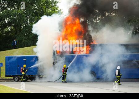 Les pompiers s'attaquer à un coach blaze dans une station-service sur l'autoroute M5 dans le Somerset. Banque D'Images